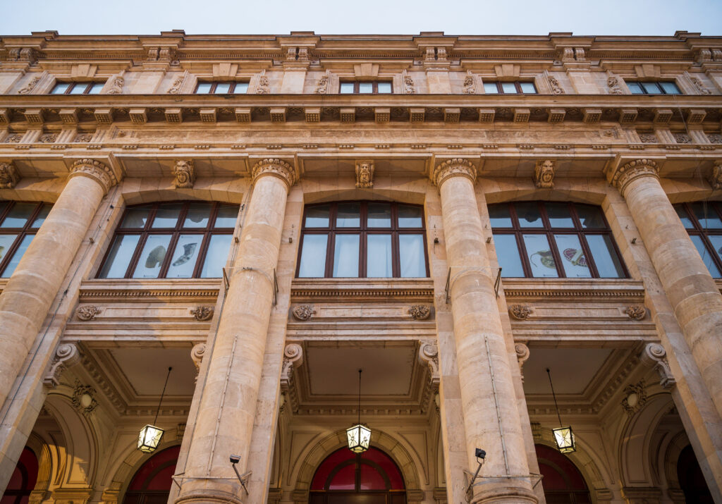 facciata edificio storico di colore marroncino chiaro con colonne